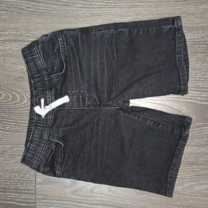 Black jean shorts for boys size Small (6/7)